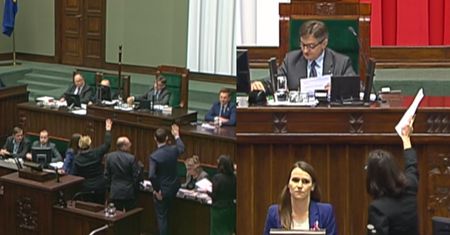 Awantura w Sejmie w trakcie wyboru sędziów: "Konstytucja! Precz z komuną!"