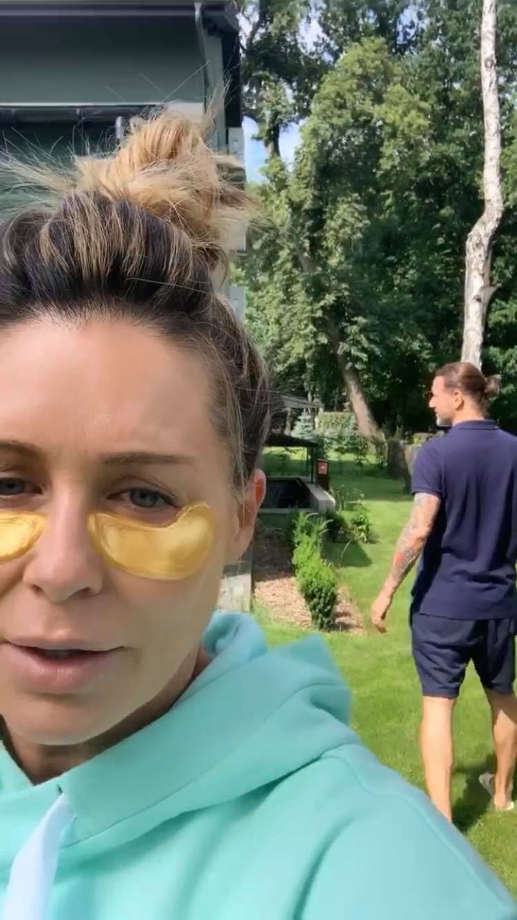 Małgorzata Rozenek odreagowuje nocne zmęczenie złotymi płatkami pod oczy