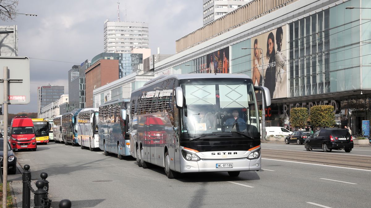 Autokary jeżdżą w kółko po Warszawie utrudniając ruch