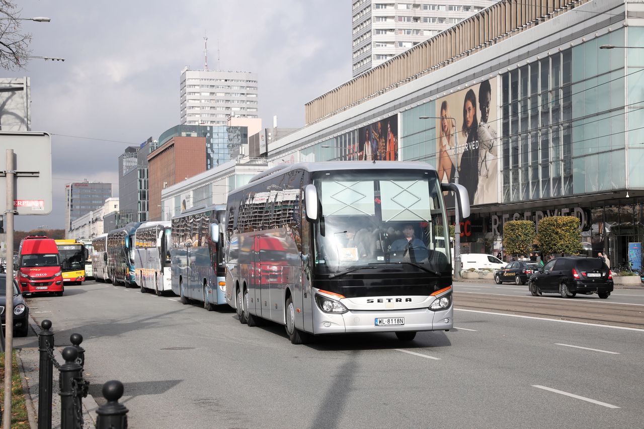 Protest branży turystycznej. Ruch w centrum Warszawy utrudniają autokary