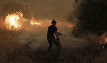 "Kolejna trudna noc". Grecja płonie. Kilkuset strażaków walczy z żywiołem