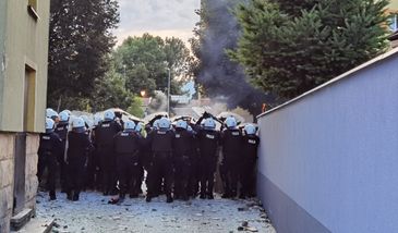 Zamieszki przed komendą w Lubinie. Policja zatrzymała ponad 40 osób