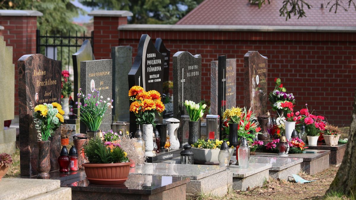 W wielu miastach w Polsce dostępne są wyszukiwarki cmentarne, dzięki którym zlokalizujemy czyjś grób 