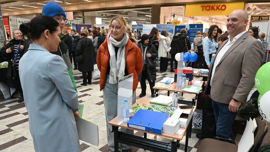Wiele osób skorzystało również z okazji, by dowiedzieć się więcej o dostępnych szkoleniach i stażach zawodowych oraz poszerzyć swoją sieć kontaktów.