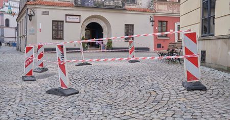 Niecodzienna sytuacja na Starym Mieście. Zapadła się nawierzchnia przy Trybunale Koronnym