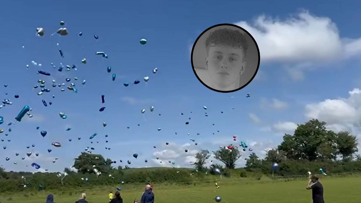 Facebook / Pontnewynydd AFC / Cardiff News Online / balony wypuszczone w niebo ku pamięci zmarłego nastolatka / Tristan O'Keefe