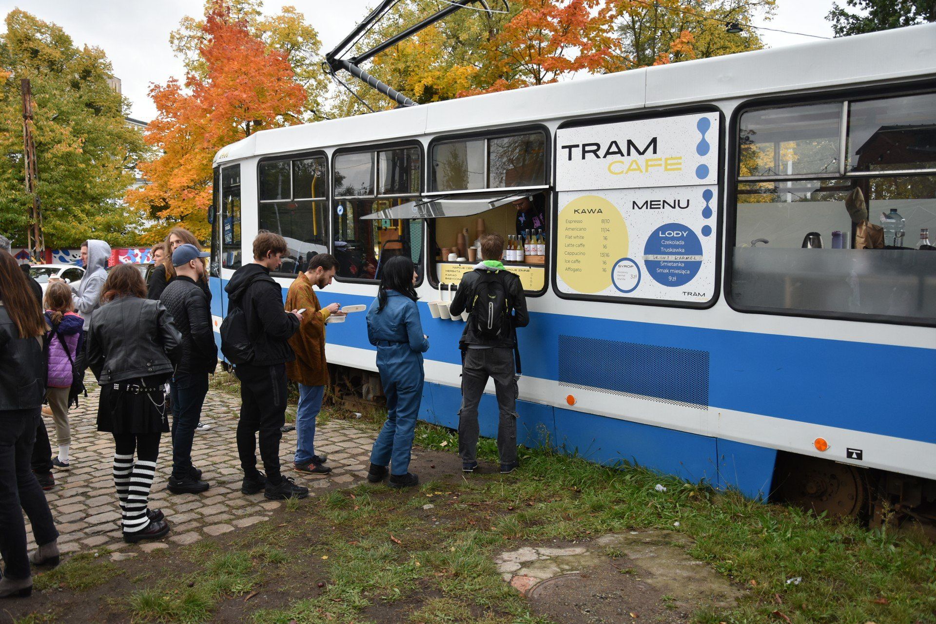 Kawiarnia działa w weekendy podczas wydarzeń kulturalnych w Czasoprzestrzeni przy ul. Tramwajowej.
