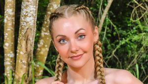 Jest gwiazdą w świecie darta. Nie boi się odważnych zdjęć