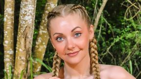 Jest gwiazdą w świecie darta. Nie boi się odważnych zdjęć