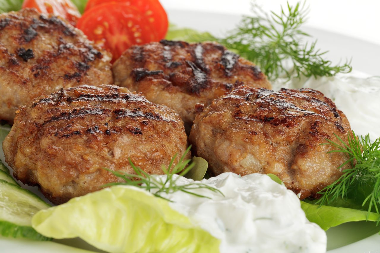 Gniecione kotlety mielone wychodzą pulchne i soczyste. Babcina metoda sprawdza się za każdym razem