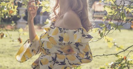 Perfumy na lato. Jak wybrać odpowiedni zapach na letnie upały? Zapoznaj się ze wskazówkami