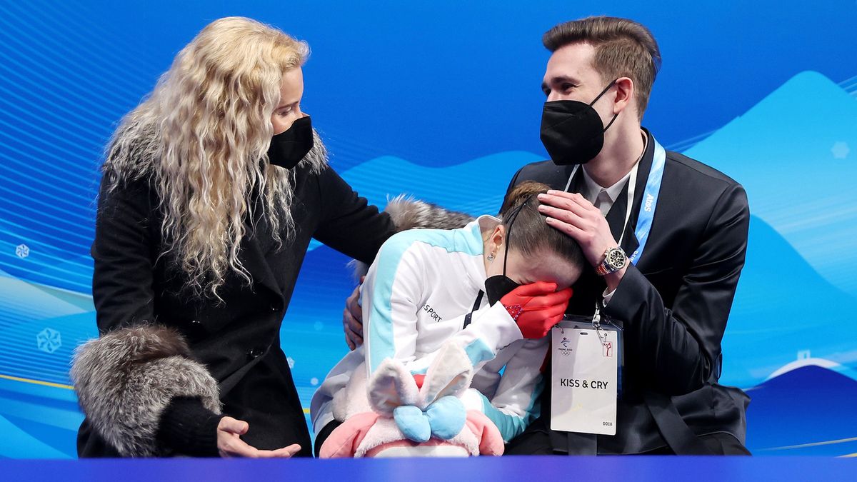 Getty Images / Matthew Stockman / Kamila Walijewa (w środku) po występie podczas ZIO Bejing 2022