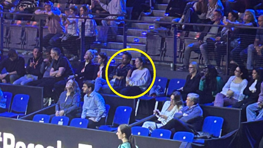 Twitter / Iga Świątek i Wim Fissette na trybunach podczas meczu Emmy Navarro z Jeleną Ostapenko