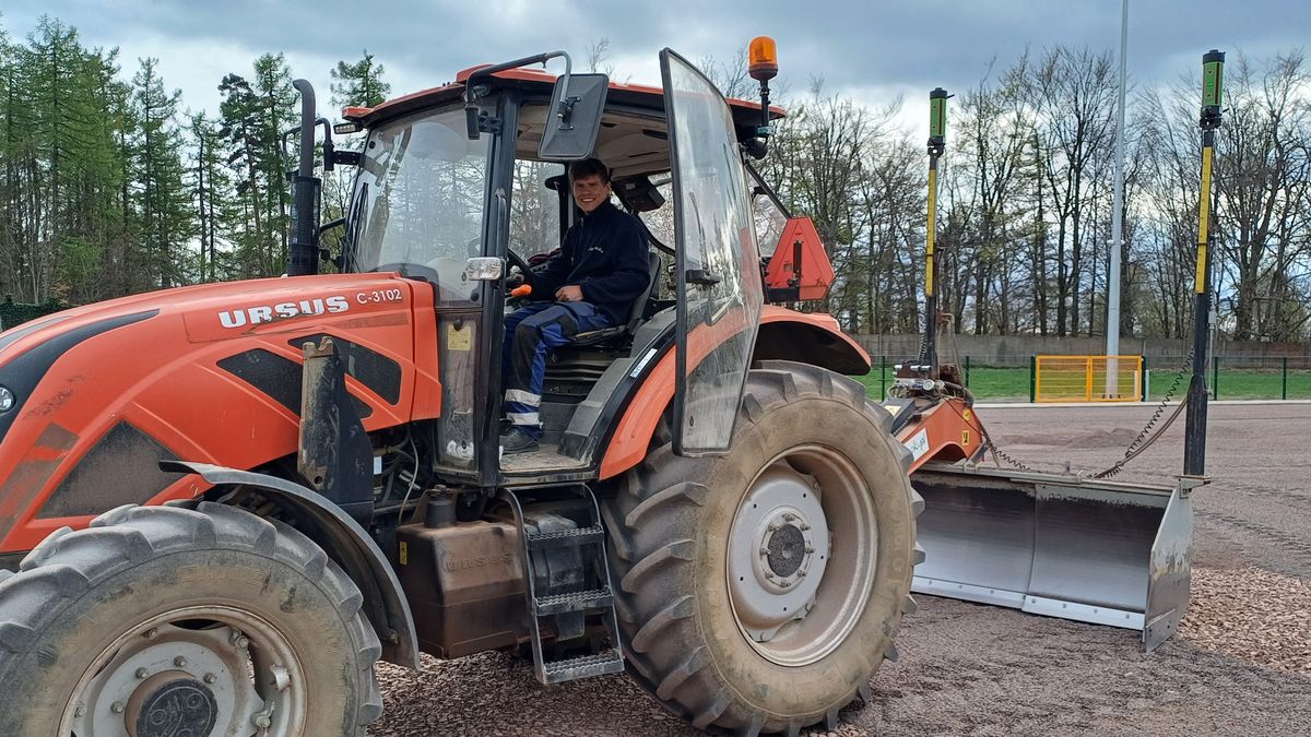 Zdjęcie okładkowe artykułu: Materiały prasowe / Marcus Birkemose w pracy przy układaniu boiska