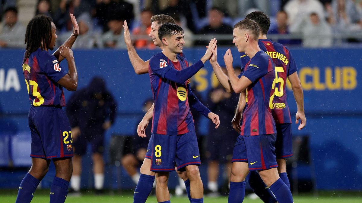 Getty Images / David Ramirez/Soccrates/Getty Images / Piłkarze FC Barcelony, wśród nich wracający po kontuzji Dani Olmo