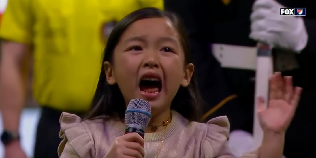 Siedmiolatka zaśpiewała hymn. Nagranie robi furorę