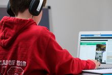 Uczeń korzystający z internetu, fot. unsplash