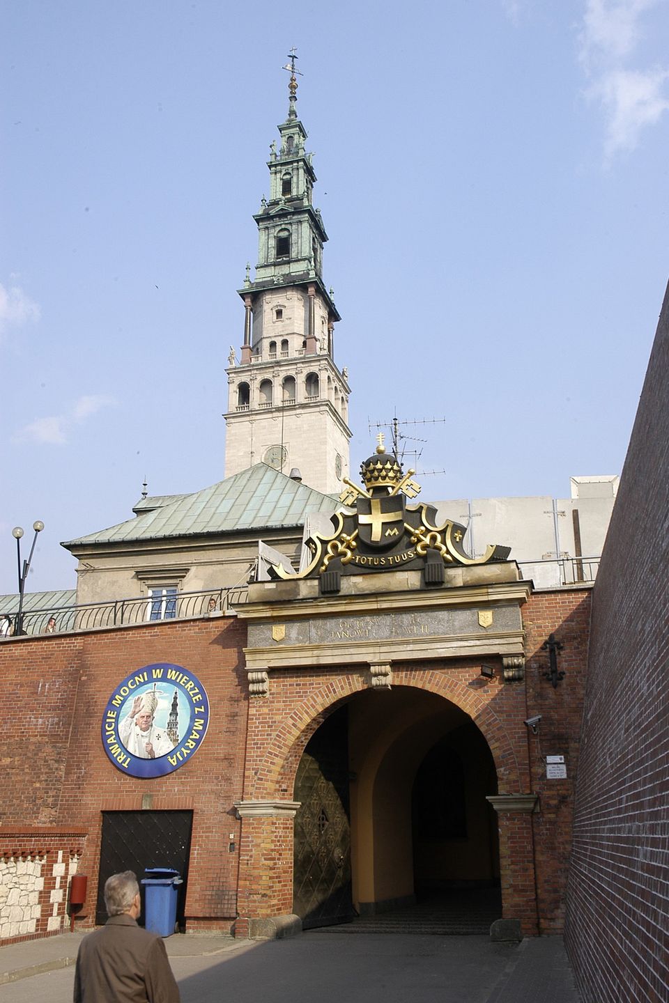 Klasztor na Jasnej Górze otaczają potężne  mury