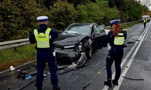 Tragiczny poranek na DK 91. Kierowca nie żyje. Tyle zostało z auta