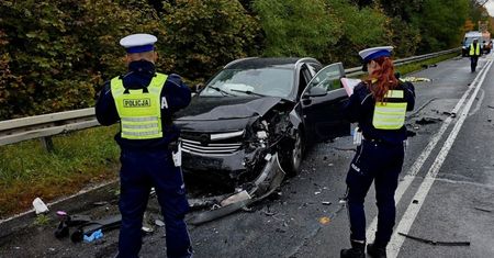Tragiczny poranek na DK 91. Kierowca nie żyje. Tyle zostało z auta