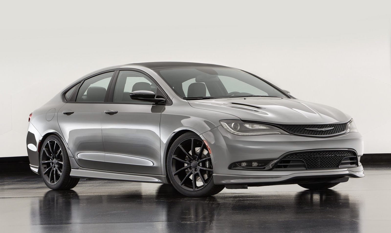 Znacznie bardziej stonowane są propozycje na SEMA przygotowane przez marki koncernu FCA. Chrysler zabiera między innymi 200 z pakietem stylistycznym Mopar oraz 300 o podobnym charakterze.