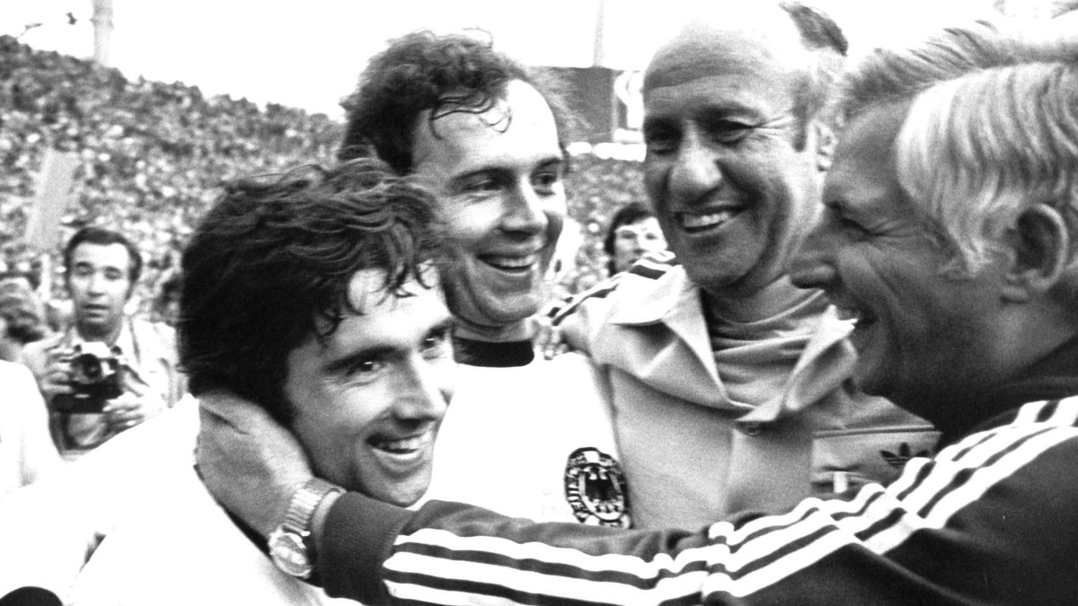 Zdjęcie okładkowe artykułu: PAP/EPA / WERNER BAUM / Na zdjęciu: Gerd Mueller (pierwszy z lewej), Franz Beckenbauer, Jupp Derwall i Helmut Schoen