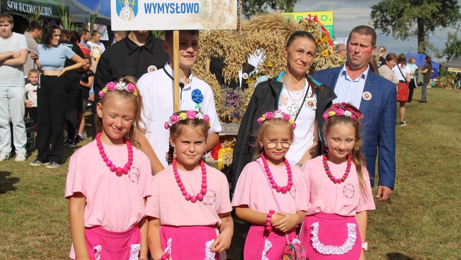 Dożynki gminy Trzemeszno w Ostrowitem. Uroczysta oprawa, prezentacje dożynkowe, występy artystów
