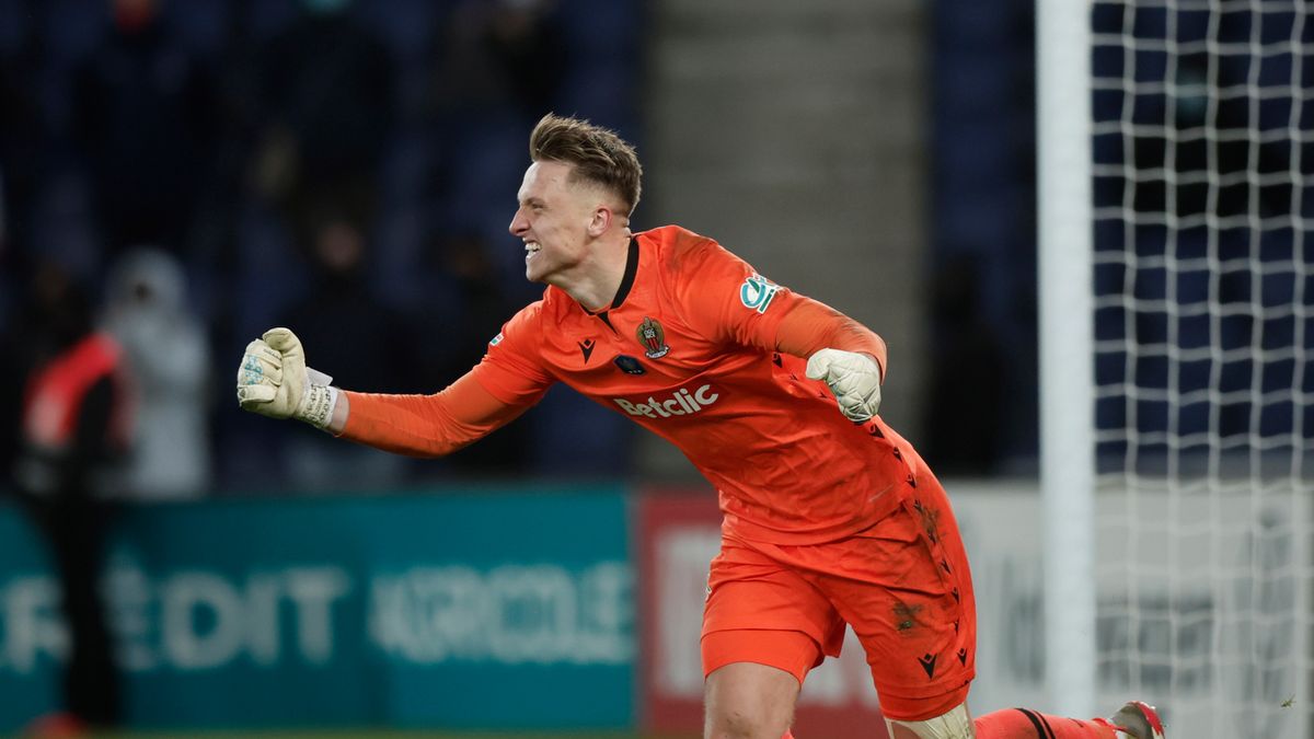 PAP/EPA / YOAN VALAT / Na zdjęciu: Marcin Bułka