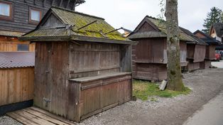 Zakopane: Rozpadające się stragany na Gubałówce straszą ostatnich spacerujących turystów