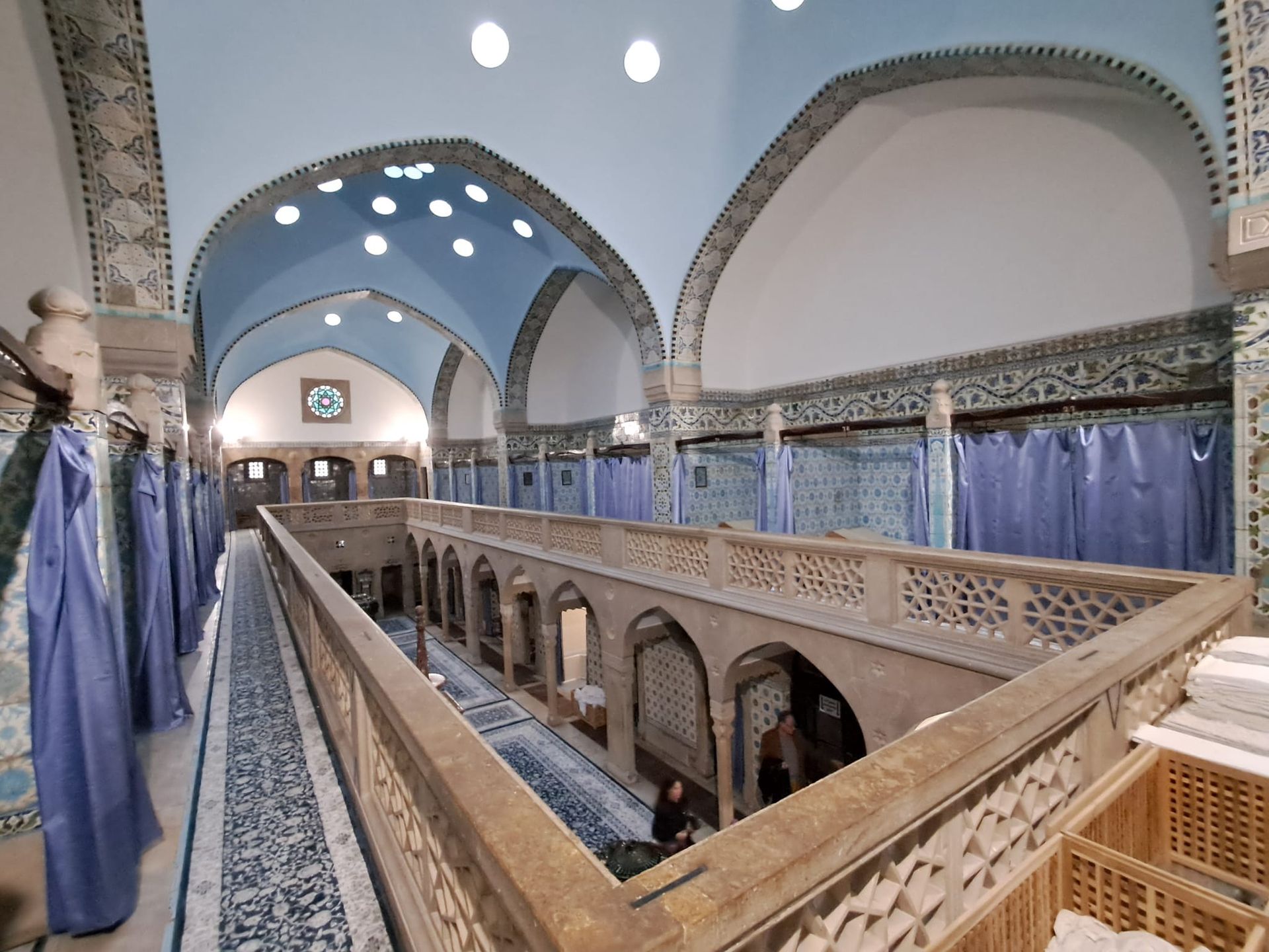 Hammam zbudowany został w stylu arabsko-mauretańskim