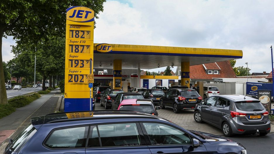 Na niemieckich stacjach benzynowych widać spore kolejki samochodów. Zdjęcie ilustracyjne

