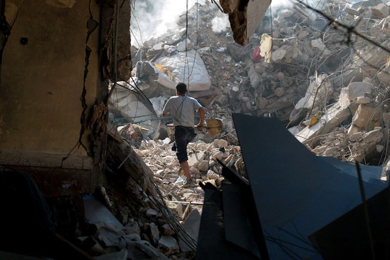 Dlaczego zdjęcia i filmy z miejsc konfliktu nie robią już na nas wrażenia? Opowiada Wojciech Grzędziński