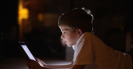Pokusa na wyciągnięcie myszki. Trudna sytuacja uczniów uzależnionych od internetu