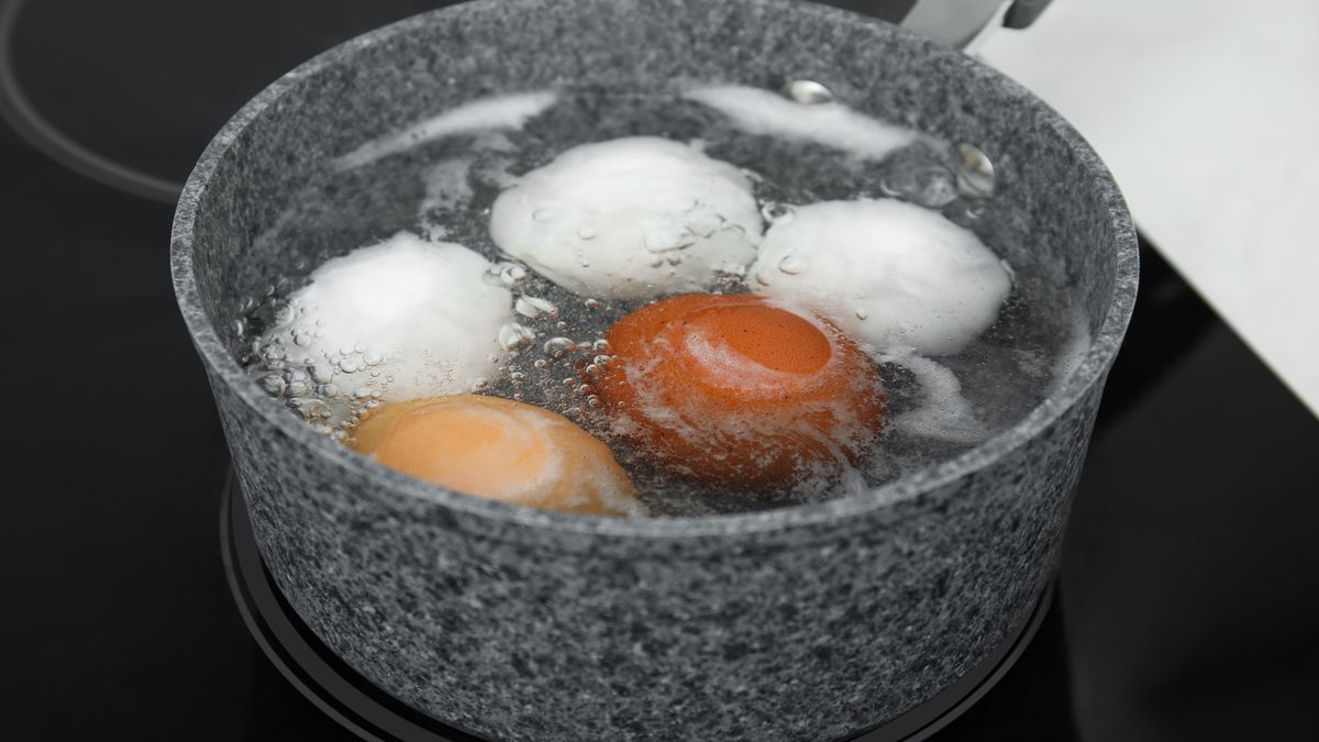 Zarówno wodę po gotujących się jajkach, jak i skorupki można wykorzystać