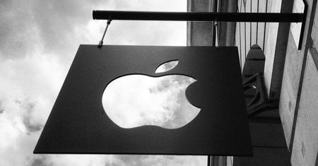 W skrócie: Seks za iPhone'a 5, Twitter prawie jak Facebook, kapcie dla fanów militariów