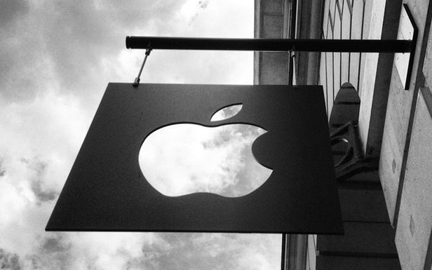 W skrócie: Seks za iPhone'a 5, Twitter prawie jak Facebook, kapcie dla fanów militariów