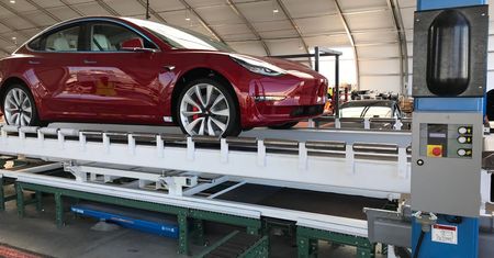 Tesla nie sprawdza hamulców w Modelu 3? Pracownik zdradza szczegóły