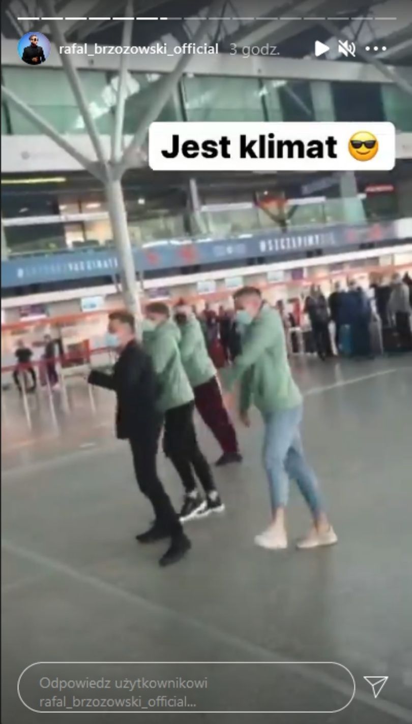 Rafał Brzozowski robi show na warszawskim Okęciu tuż przed odlotem do Rotterdamu
