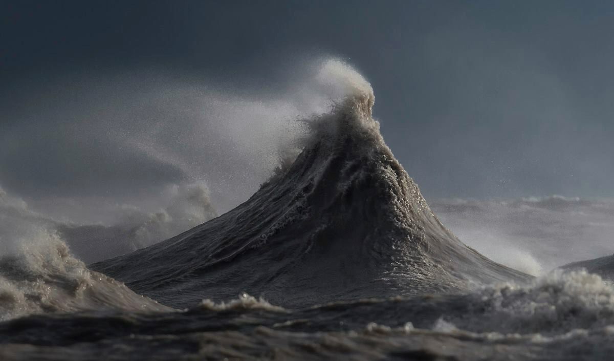 Dave Sandford tworzy górskie krajobrazy z fal w projekcie „Liquid Mountains" 7