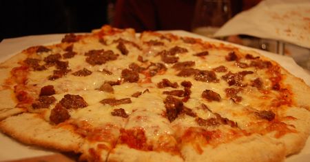 Średnia pizza z kiełbasą na cienkim cieście (Pizza Hut)