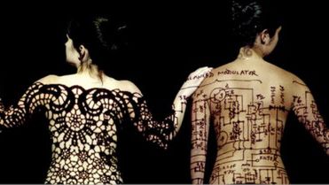 Farba do ciała która, zamienia ludzi w żywe przewody 1