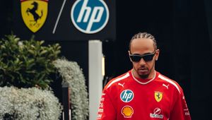 Hamilton grzmi ws. dominacji Mercedesa. "Mają skądś dodatkową moc"