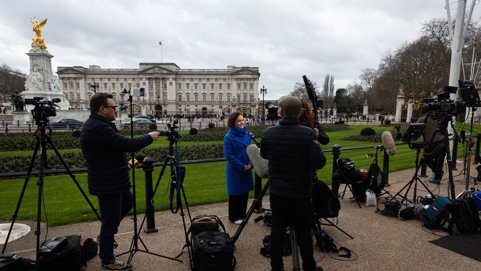 LONDON, UNITED KINGDOM - 2024/02/06: Media reporters take a video of Buckingham Palace in London. Yesterday, the Palace announced that Britain's monarch, King Charles III, is being treated for cancer after an initial diagnosis. His Majesty had recently been in hospital for an enlarged prostate. (Photo by Tejas Sandhu/SOPA Images/LightRocket via Getty Images)