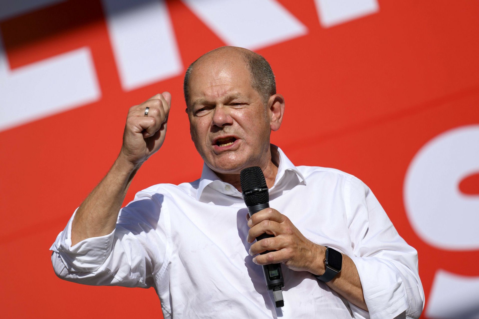 Kanclerz Niemiec Olaf Scholz w ostrych słowach krytykuje Polskę za problem z migrantami. Na fot. Polityk podczas spotkania z sympatykami partii w Bawarii