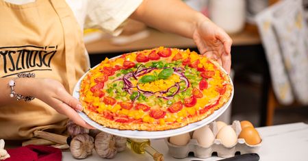 Kolorowa pizza na kalafiorowym spodzie. Lżejsza wersja bez wyrabiania i czekania