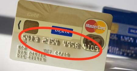 Masz wypukłe numery na karcie kredytowej? Za granicą mogą zrobić różnicę
