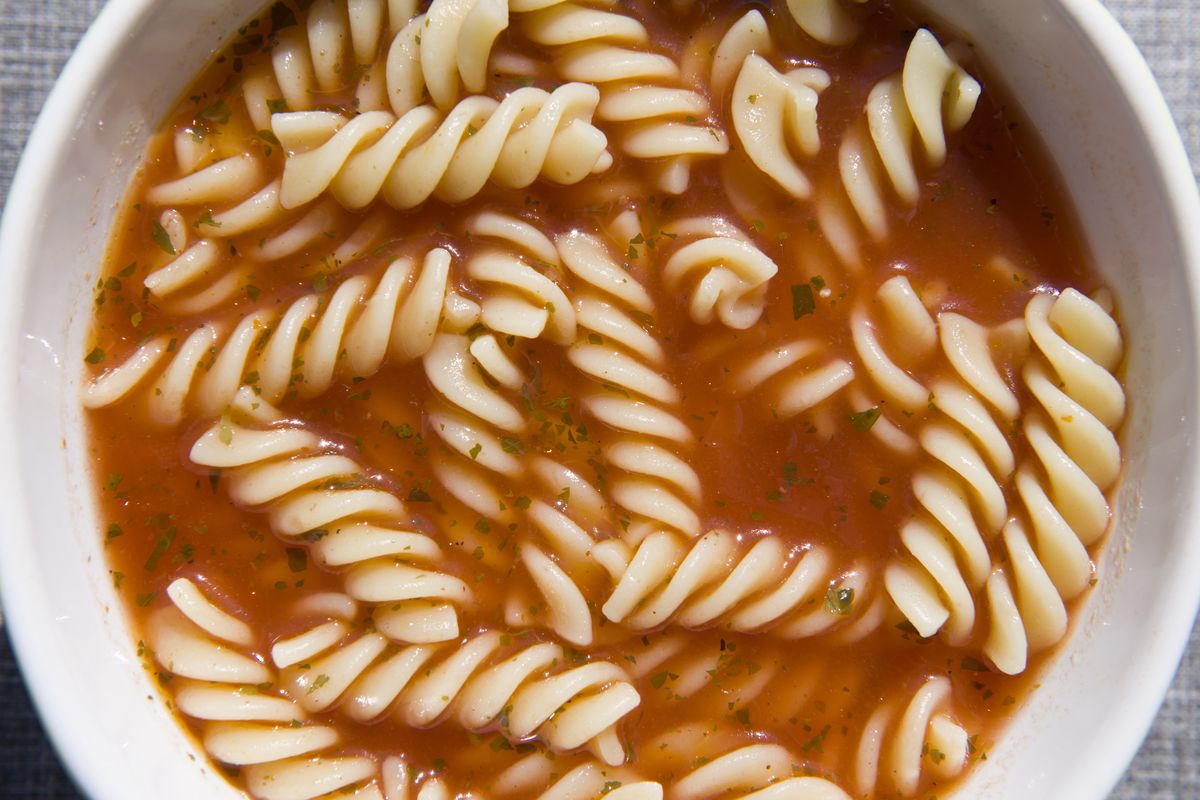 Rosół może być bazą dla zupy pomidorowej czy ogórkowej 