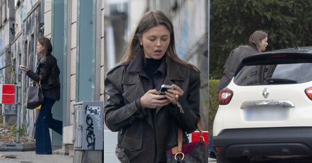 Joanna Opozda opuszcza salon fryzjerski i z nosem w smartfonie zmierza do samochodu (ZDJĘCIA)
