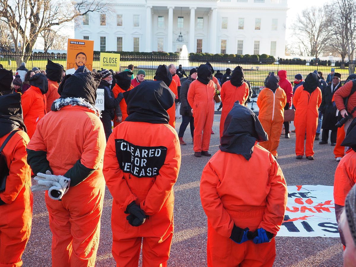 W 2019 roku, w waszyngtońskim parku Lafayette, organizacja Amnesty International przeprowadziła protest, podczas którego domagała się zamknięcia Guantanamo i zaprzestania tortur,  Wikimedia Commons 