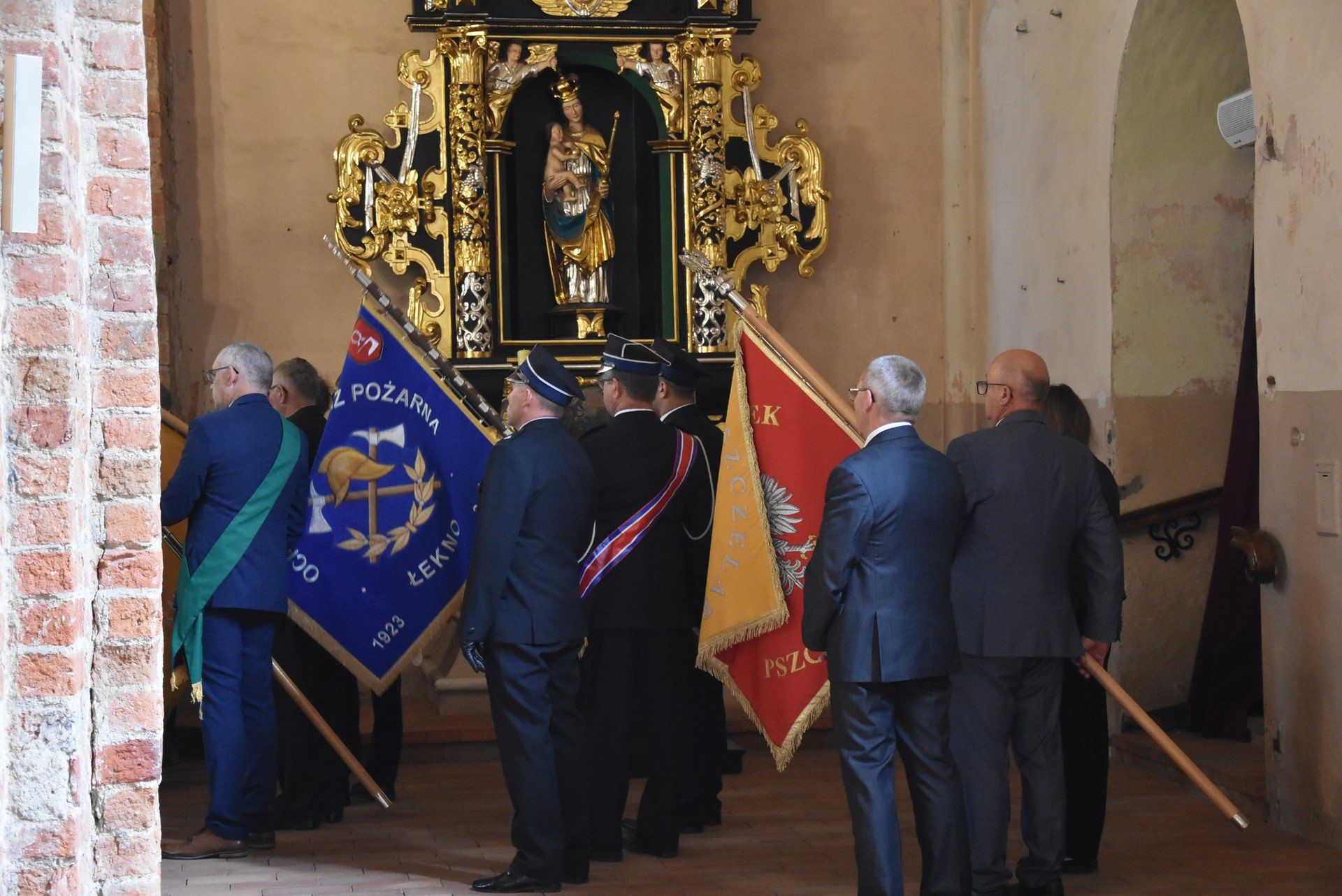 Poczty sztandarowe podczas mszy świętej